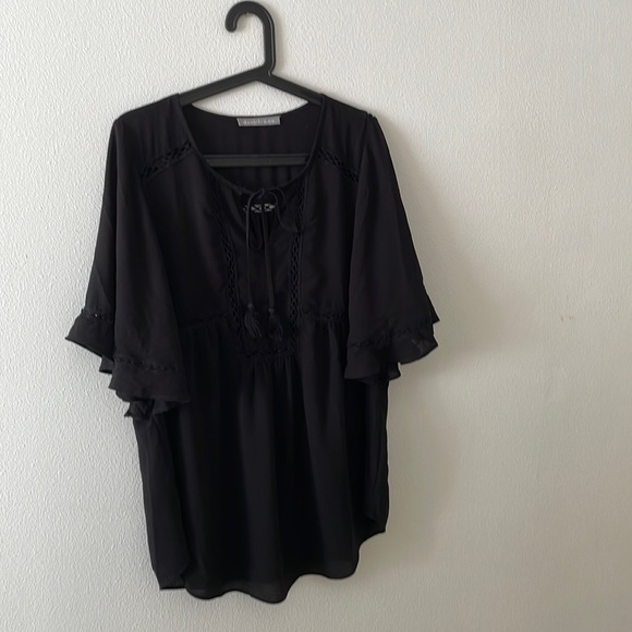 Daniel Rainn flowy short flutter sleeve maternity top. Black - Picture 2 of 6